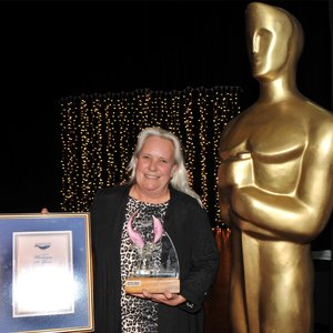 Die trotse Vrou van die Jaar, Kim â€œSharkladyâ€ MacLean met haar sertifikaat en trofee  